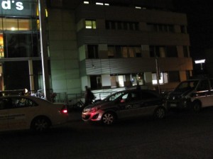 Polizeifahrzeug parkt am Taxistand